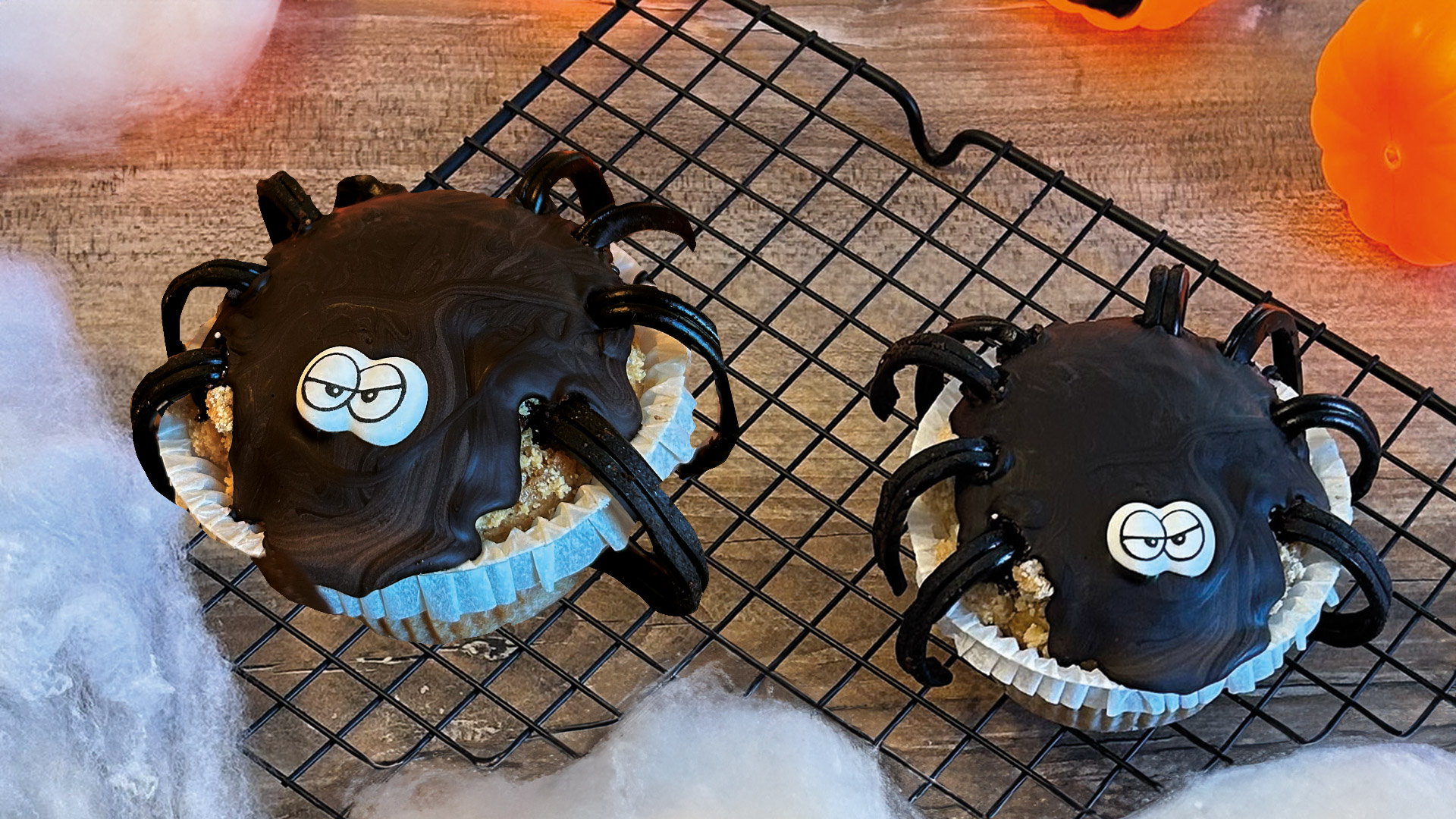 Schwarz_Weiß_Kuchen_Spinnen-Cupcakes_wb